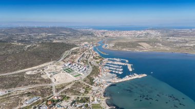 Hindili alacati limanındaki yat kulübünün havadan görüntüsü..