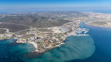 Hindili alacati limanındaki yat kulübünün havadan görüntüsü..