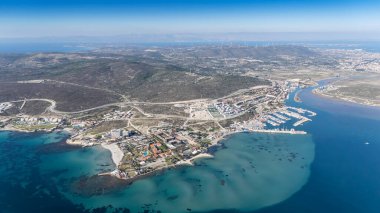 Hindili alacati limanındaki yat kulübünün havadan görüntüsü..