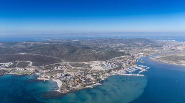 Hindili alacati limanındaki yat kulübünün havadan görüntüsü..