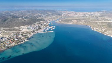 Hindili alacati limanındaki yat kulübünün havadan görüntüsü..