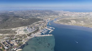 Hindili alacati limanındaki yat kulübünün havadan görüntüsü..