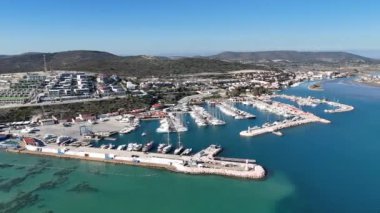 Hindili alacati limanındaki yat kulübünün havadan görüntüsü..