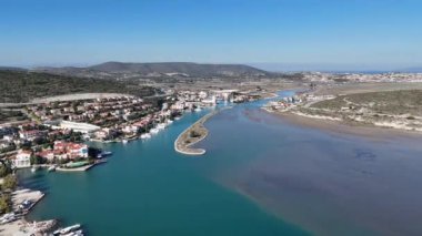 Hindili alacati limanındaki yat kulübünün havadan görüntüsü..