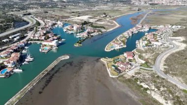 Hindili alacati limanındaki yat kulübünün havadan görüntüsü..