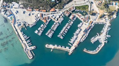 Hindili alacati limanındaki yat kulübünün havadan görüntüsü..