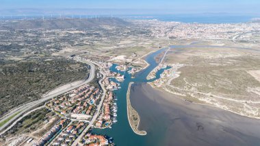 Hindili alacati limanındaki yat kulübünün havadan görüntüsü..