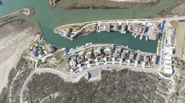 Hindili alacati limanındaki yat kulübünün havadan görüntüsü..