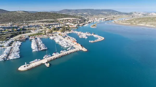 Hindili alacati limanındaki yat kulübünün havadan görüntüsü..