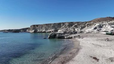 Alacati Deliklikoy plajındaki uçurumlarda insansız hava aracı manzarası