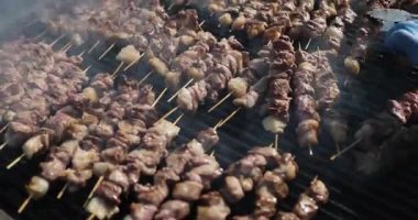 Geleneksel Türk yemeği, abla kebap. Kızkardeş kebap 'a yakın, barbeküde..