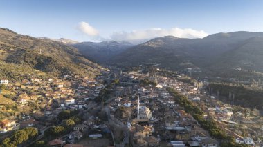 Mimari taş binalar, İzmir 'in Birgi kentindeki geleneksel Türk köy evleri. Hava aracıyla peyzaj.