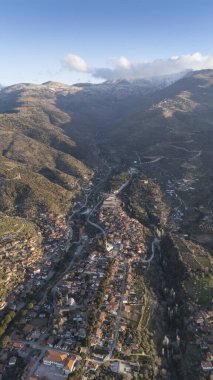 Mimari taş binalar, İzmir 'in Birgi kentindeki geleneksel Türk köy evleri. Hava aracıyla peyzaj.