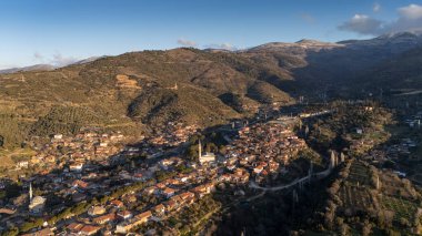 Mimari taş binalar, İzmir 'in Birgi kentindeki geleneksel Türk köy evleri. Hava aracıyla peyzaj.