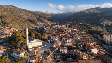 Mimari taş binalar, İzmir 'in Birgi kentindeki geleneksel Türk köy evleri. Hava aracıyla peyzaj.