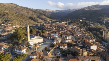 Mimari taş binalar, İzmir 'in Birgi kentindeki geleneksel Türk köy evleri. Hava aracıyla peyzaj.