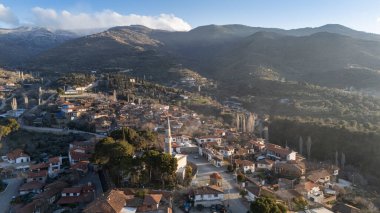 Mimari taş binalar, İzmir 'in Birgi kentindeki geleneksel Türk köy evleri. Hava aracıyla peyzaj.