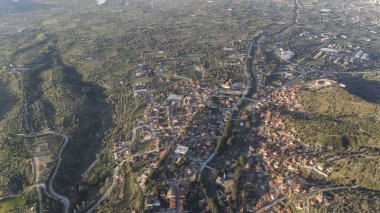 Mimari taş binalar, İzmir 'in Birgi kentindeki geleneksel Türk köy evleri. Hava aracıyla peyzaj.