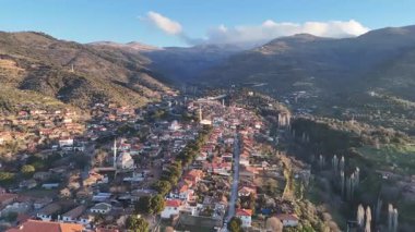 Mimari taş binalar, İzmir 'in Birgi kentindeki geleneksel Türk köy evleri. Hava aracıyla peyzaj.