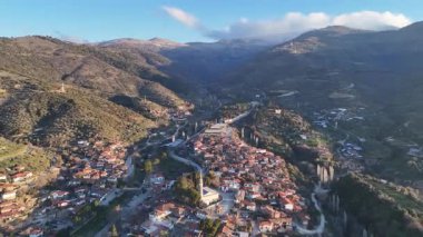 Mimari taş binalar, İzmir 'in Birgi kentindeki geleneksel Türk köy evleri. Hava aracıyla peyzaj.