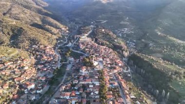 Mimari taş binalar, İzmir 'in Birgi kentindeki geleneksel Türk köy evleri. Hava aracıyla peyzaj.