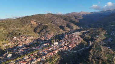 Mimari taş binalar, İzmir 'in Birgi kentindeki geleneksel Türk köy evleri. Hava aracıyla peyzaj.