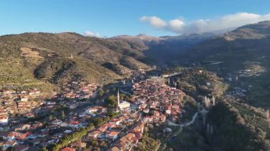 Mimari taş binalar, İzmir 'in Birgi kentindeki geleneksel Türk köy evleri. Hava aracıyla peyzaj.