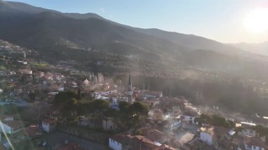 Mimari taş binalar, İzmir 'in Birgi kentindeki geleneksel Türk köy evleri. Hava aracıyla peyzaj.