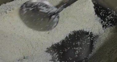 Demlikte pirinç pilavı yapıyorum. Arpa erişteli pirinç pilavı yapıyorum. Şef pirinci karıştırıyor.