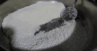 Demlikte pirinç pilavı yapıyorum. Arpa erişteli pirinç pilavı yapıyorum. Şef pirinci karıştırıyor.