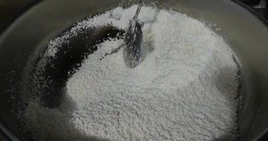 Demlikte pirinç pilavı yapıyorum. Arpa erişteli pirinç pilavı yapıyorum. Şef pirinci karıştırıyor.