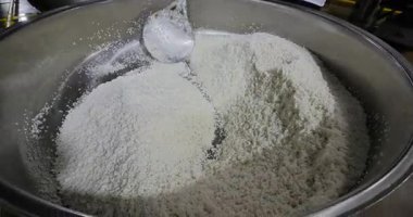 Demlikte pirinç pilavı yapıyorum. Arpa erişteli pirinç pilavı yapıyorum. Şef pirinci karıştırıyor.