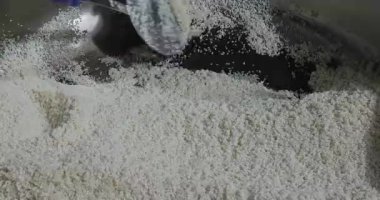 Demlikte pirinç pilavı yapıyorum. Arpa erişteli pirinç pilavı yapıyorum. Şef pirinci karıştırıyor.