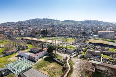 İzmir agora. Yeni eserlerle, antik şehrin kalıntıları görünmeye başladı. Agora İzmir 'in merkezinde yer almaktadır. İzmir Türkiye