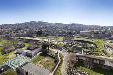 İzmir agora. Yeni eserlerle, antik şehrin kalıntıları görünmeye başladı. Agora İzmir 'in merkezinde yer almaktadır. İzmir Türkiye