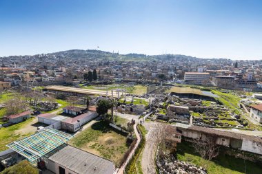 İzmir agora. Yeni eserlerle, antik şehrin kalıntıları görünmeye başladı. Agora İzmir 'in merkezinde yer almaktadır. İzmir Türkiye