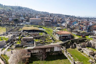 İzmir agora. Yeni eserlerle, antik şehrin kalıntıları görünmeye başladı. Agora İzmir 'in merkezinde yer almaktadır. İzmir Türkiye