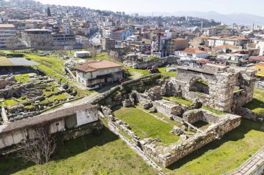 İzmir agora. Yeni eserlerle, antik şehrin kalıntıları görünmeye başladı. Agora İzmir 'in merkezinde yer almaktadır. İzmir Türkiye