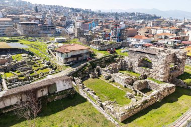 İzmir agora. Yeni eserlerle, antik şehrin kalıntıları görünmeye başladı. Agora İzmir 'in merkezinde yer almaktadır. İzmir Türkiye