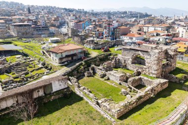 İzmir agora. Yeni eserlerle, antik şehrin kalıntıları görünmeye başladı. Agora İzmir 'in merkezinde yer almaktadır. İzmir Türkiye