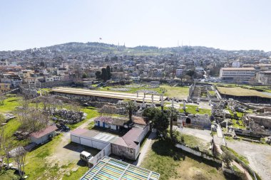 İzmir agora. Yeni eserlerle, antik şehrin kalıntıları görünmeye başladı. Agora İzmir 'in merkezinde yer almaktadır. İzmir Türkiye