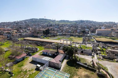 İzmir agora. Yeni eserlerle, antik şehrin kalıntıları görünmeye başladı. Agora İzmir 'in merkezinde yer almaktadır. İzmir Türkiye