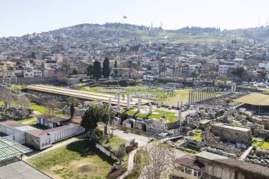 İzmir agora. Yeni eserlerle, antik şehrin kalıntıları görünmeye başladı. Agora İzmir 'in merkezinde yer almaktadır. İzmir Türkiye