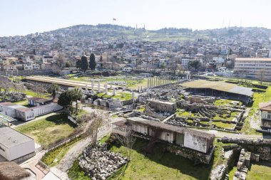 İzmir agora. Yeni eserlerle, antik şehrin kalıntıları görünmeye başladı. Agora İzmir 'in merkezinde yer almaktadır. İzmir Türkiye