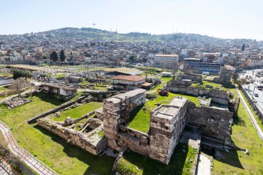İzmir agora. Yeni eserlerle, antik şehrin kalıntıları görünmeye başladı. Agora İzmir 'in merkezinde yer almaktadır. İzmir Türkiye