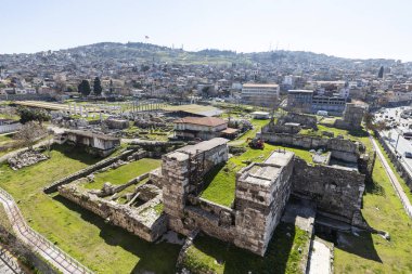 İzmir agora. Yeni eserlerle, antik şehrin kalıntıları görünmeye başladı. Agora İzmir 'in merkezinde yer almaktadır. İzmir Türkiye