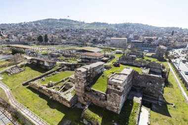 İzmir agora. Yeni eserlerle, antik şehrin kalıntıları görünmeye başladı. Agora İzmir 'in merkezinde yer almaktadır. İzmir Türkiye