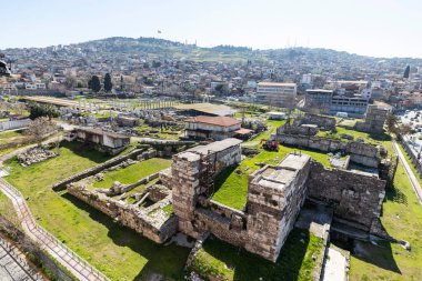 İzmir agora. Yeni eserlerle, antik şehrin kalıntıları görünmeye başladı. Agora İzmir 'in merkezinde yer almaktadır. İzmir Türkiye