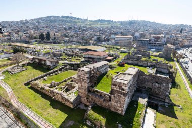 İzmir agora. Yeni eserlerle, antik şehrin kalıntıları görünmeye başladı. Agora İzmir 'in merkezinde yer almaktadır. İzmir Türkiye