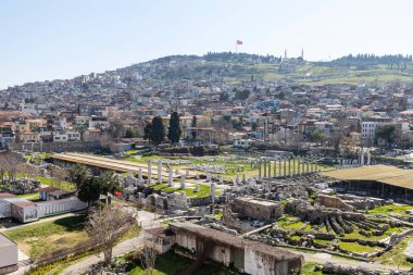 İzmir agora. Yeni eserlerle, antik şehrin kalıntıları görünmeye başladı. Agora İzmir 'in merkezinde yer almaktadır. İzmir Türkiye